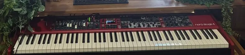 Le Nord Stage 4 rouge du studio.